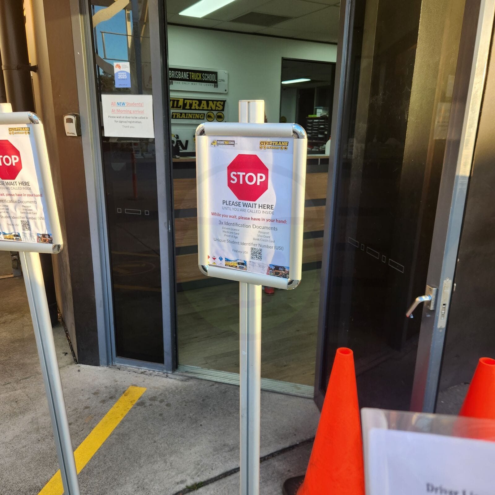 Schau dir vorher die Identification Documents auf dem STOP-Schild an